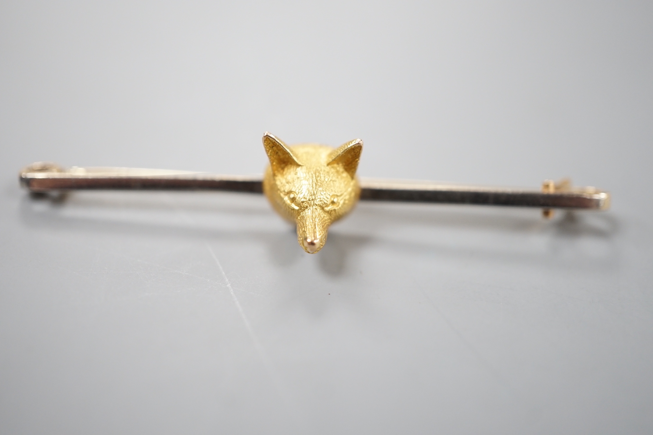 A yellow metal fox head bar brooch, 57mm, 4.9 grams.